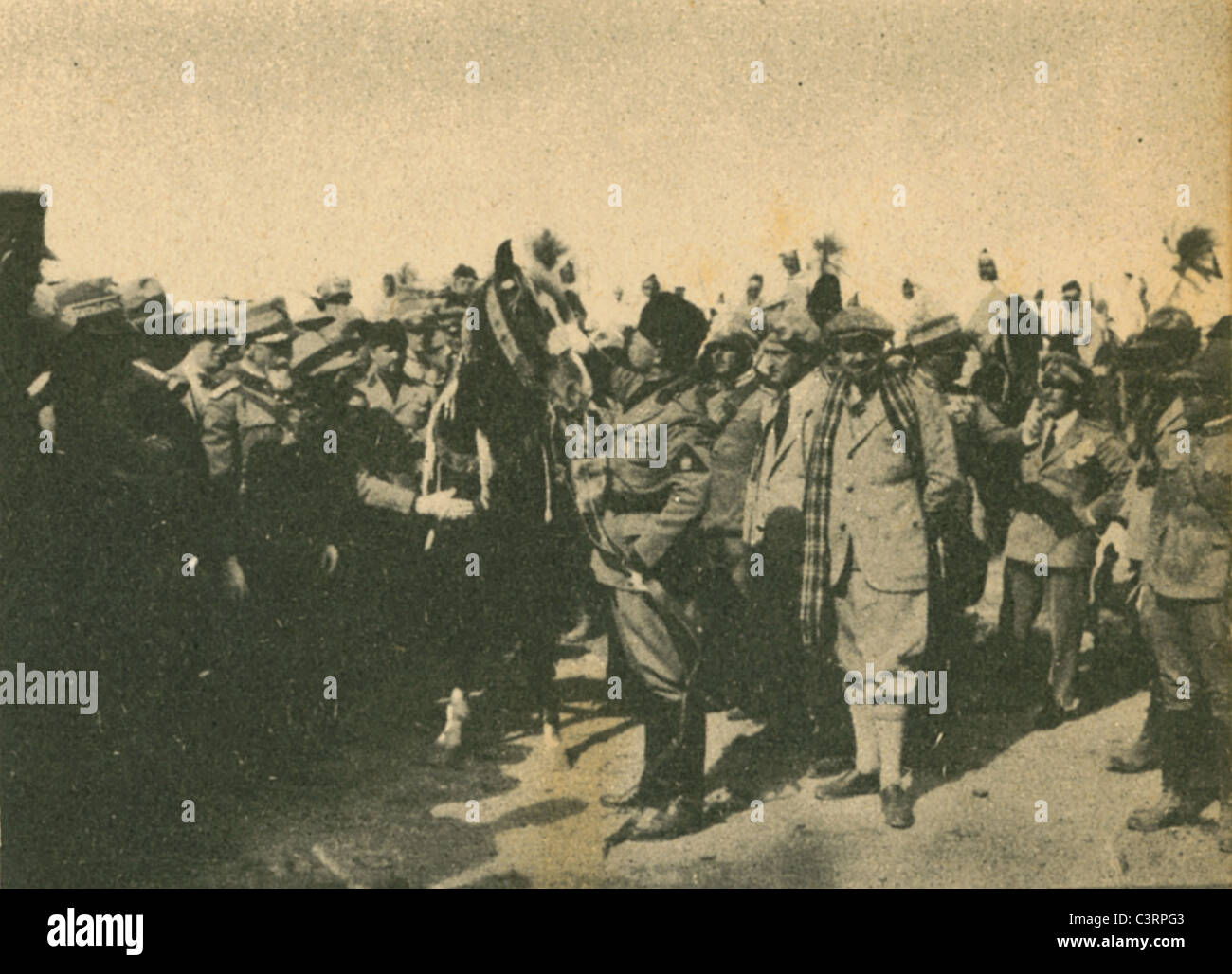 Fotografie di Italo Balbo, Benito Mussolini a Tripoli, in Libia ottenendo un cavallo, sotto occupazione italiana durante il 1930s. Foto Stock
