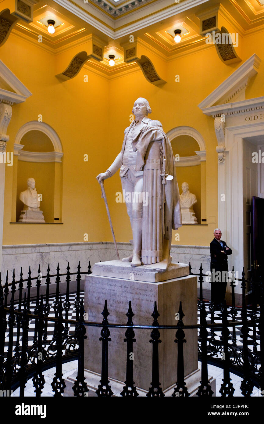 Statua di George Washington nella Rotunda di State Capitol Building in Richmond VA Foto Stock