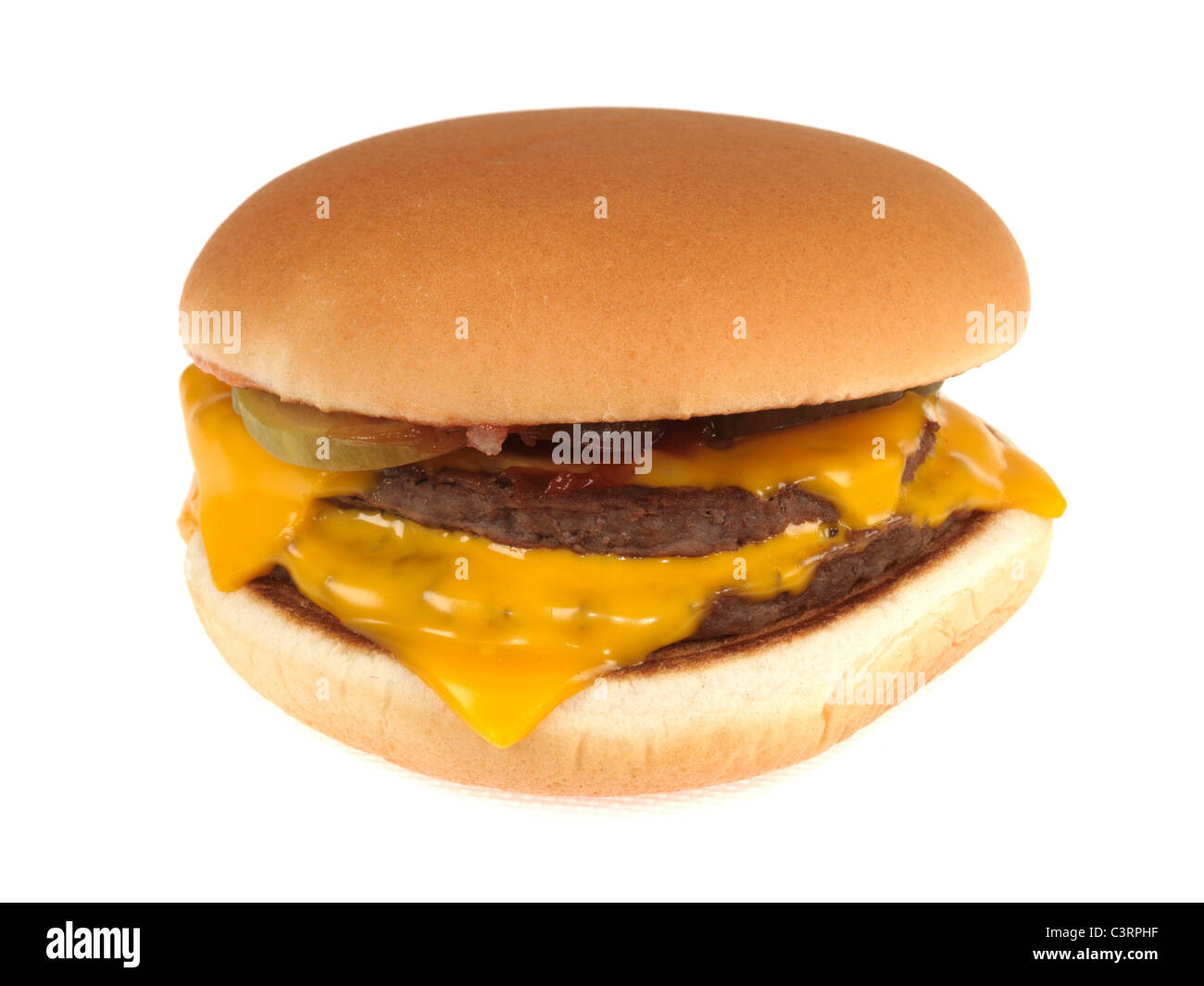 Autentica cucinato al momento doppio formaggio hamburger in un tostare il pane bianco Bun contro uno sfondo bianco con un tracciato di ritaglio e nessun popolo Foto Stock