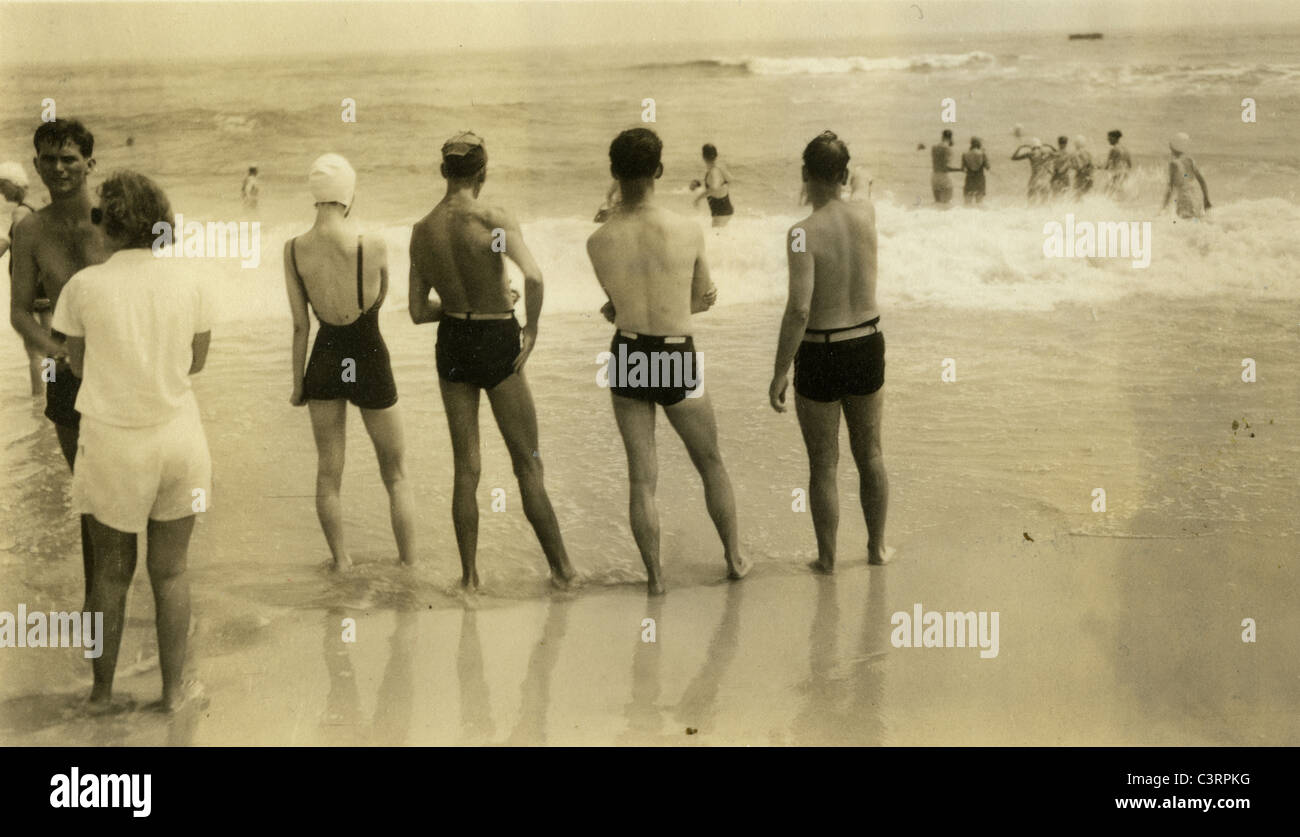 I bagnanti di Jones Beach durante la fine degli anni trenta o primi 1920s fashion costumi da bagno costumi da bagno Foto Stock
