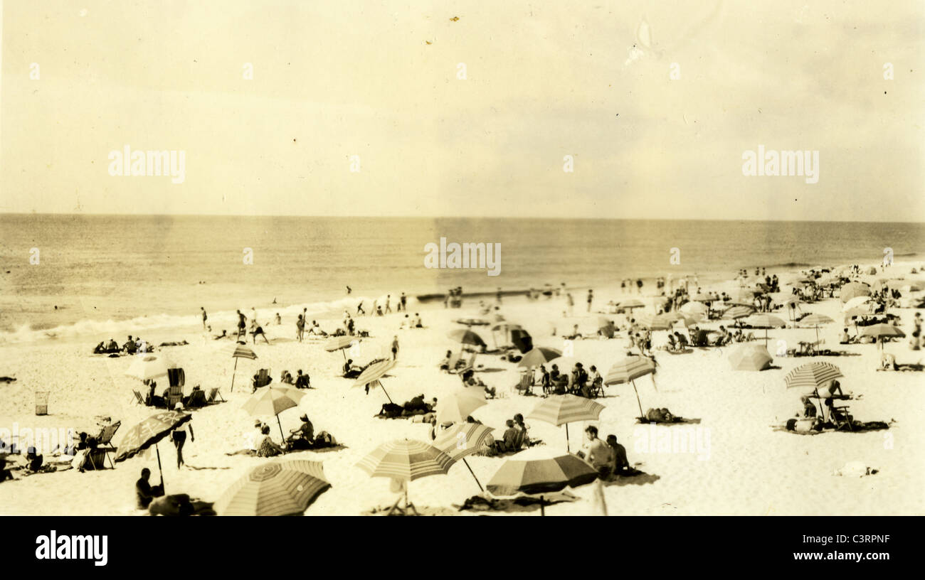 Crescent beach florida sole estivo adoratori di folla con ombrelloni. oceano Atlantico 1929 folla di turisti turismo agosto Foto Stock