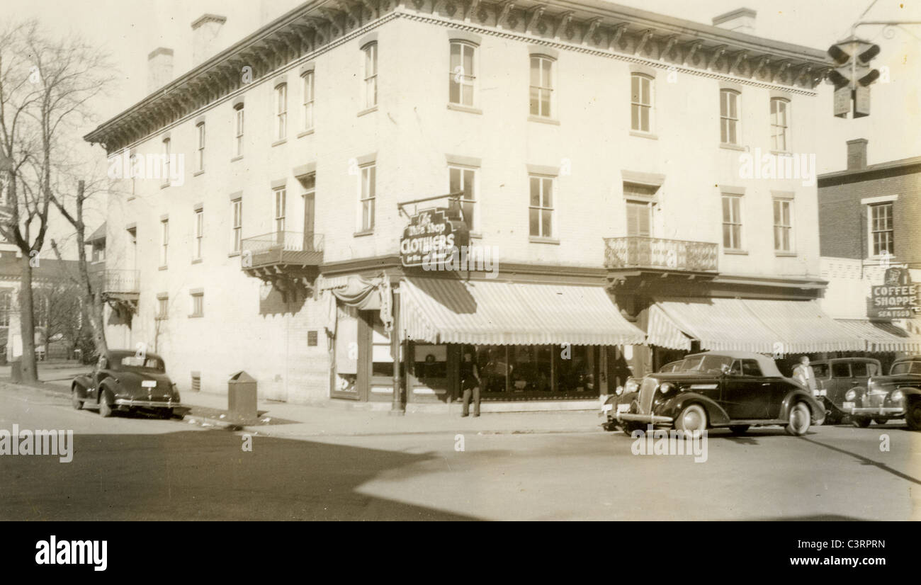 Angolo di strada con negozio di abbigliamento 1930 America architettura auto Foto Stock