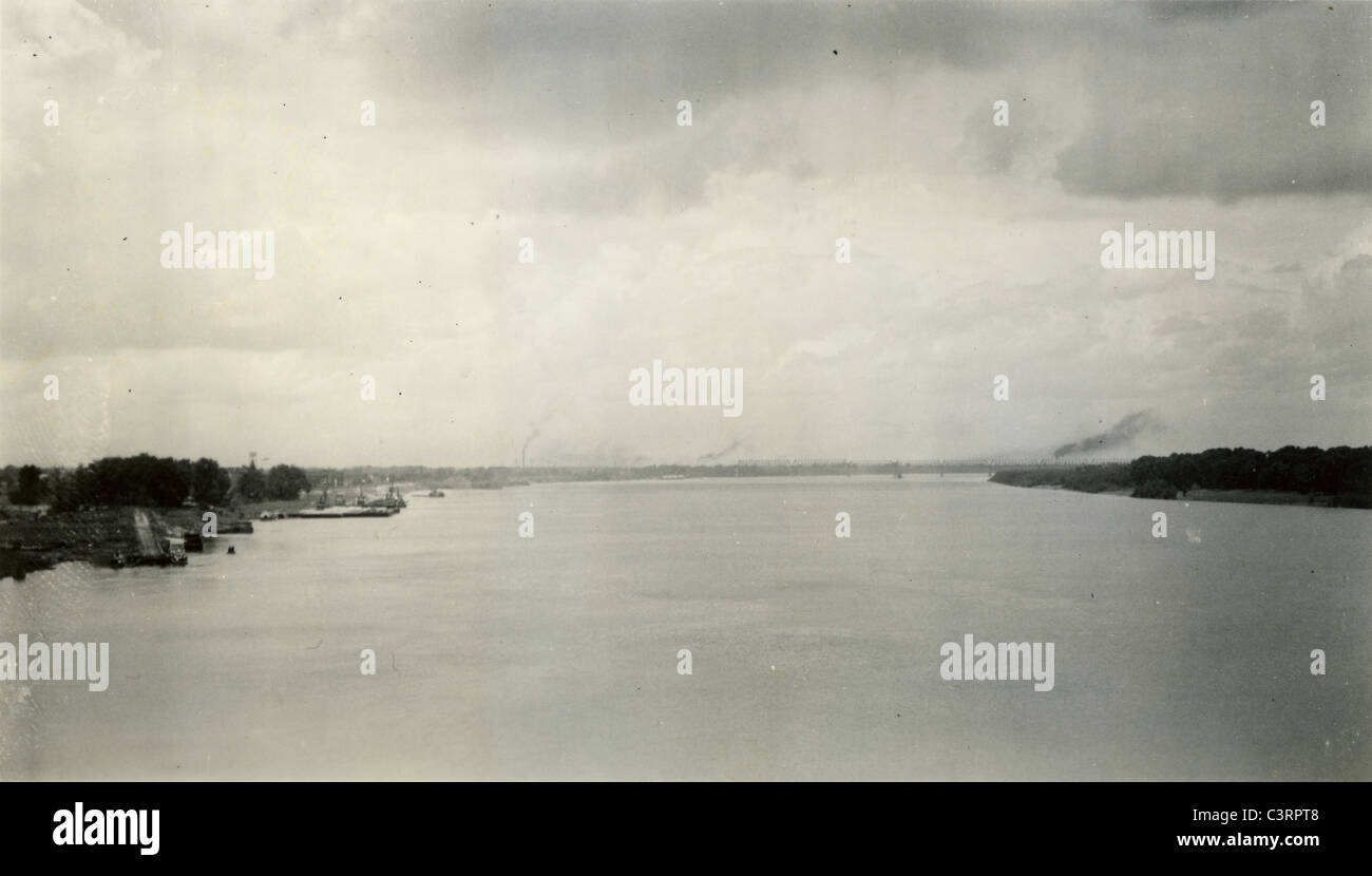 Cercando il fiume Ohio con il Cairo, Illinois sulla sinistra degli anni trenta in america la confluenza del fiume Mississippi Foto Stock