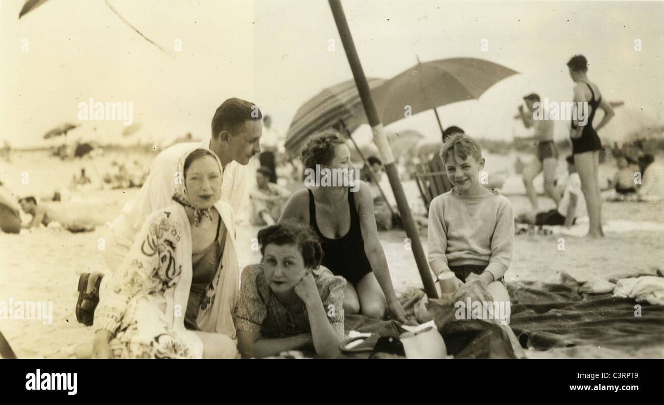 La famiglia e gli amici in relax sulla spiaggia di Jones 1920s 1930s oceano atlantico Foto Stock