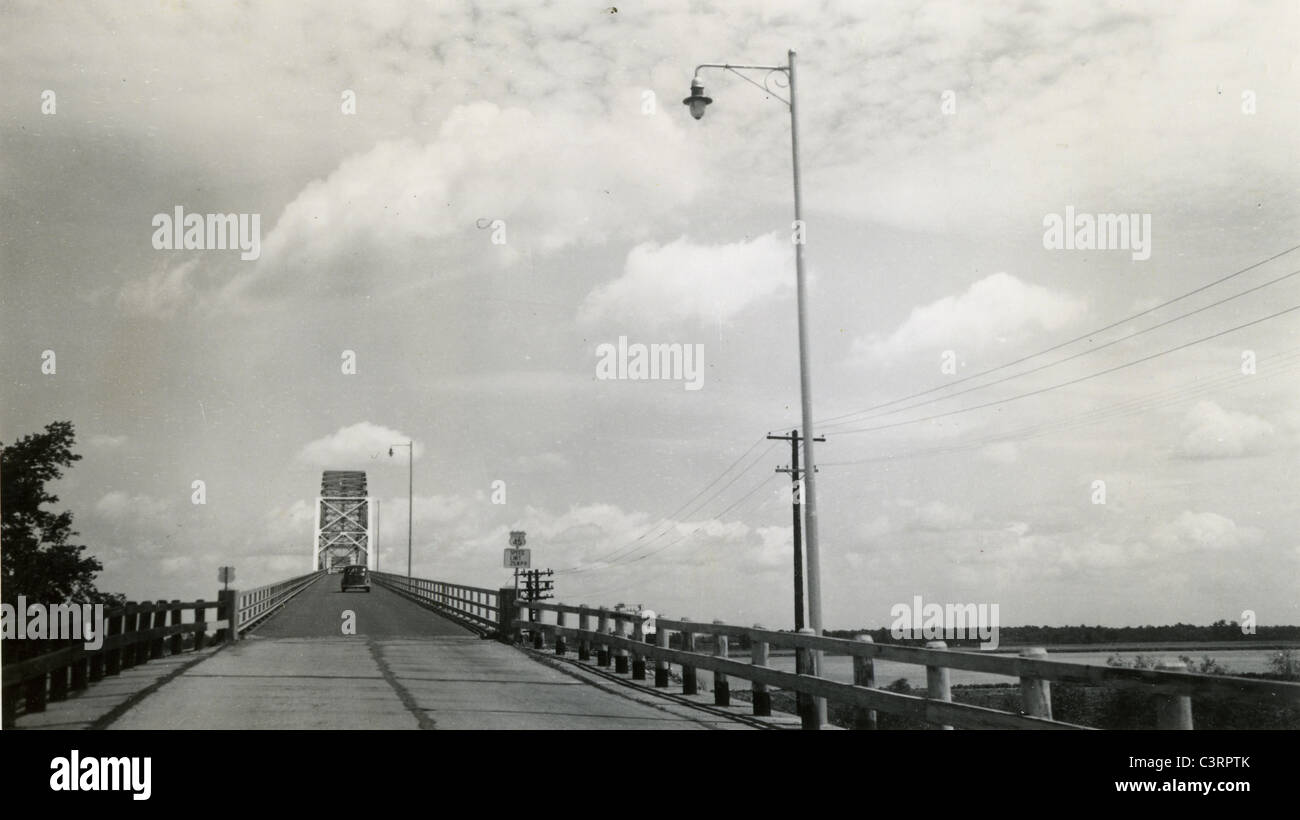 Una vettura attraversa il fiume Mississippi in Cairo, Illinois. Stati Uniti 60 durante il 1930s. midwest 30s auto autostrada a ponte Foto Stock