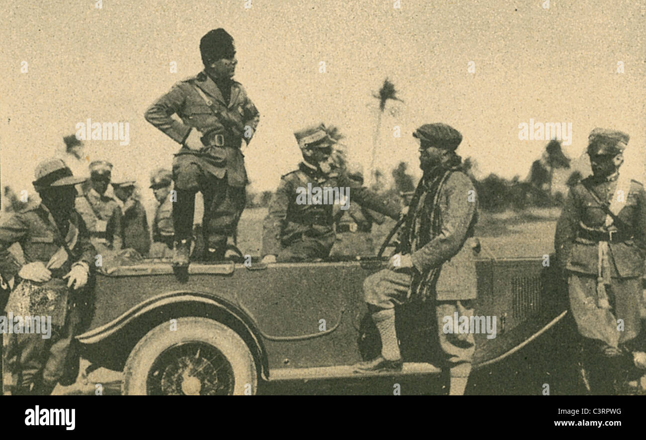 Duce Benito Mussolini, Segretario di Stato e del Governatore Italo Balbo tour Libia sotto occupazione italiana durante il 1930s. Foto Stock
