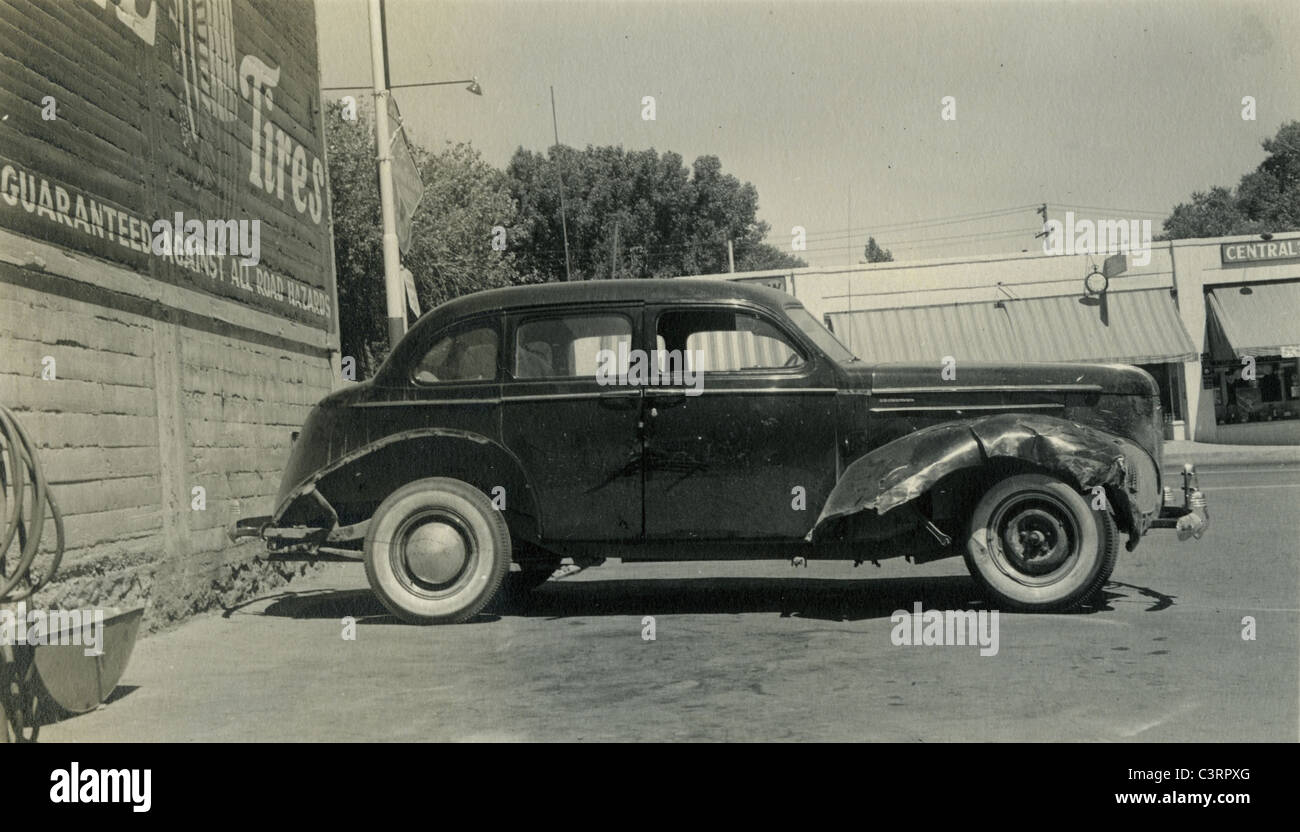 1930s studebaker si è schiantato busted faro los angeles repair shop 1940 automobile lato auto Visualizza profilo cartellone pubblicitario dipinto Foto Stock