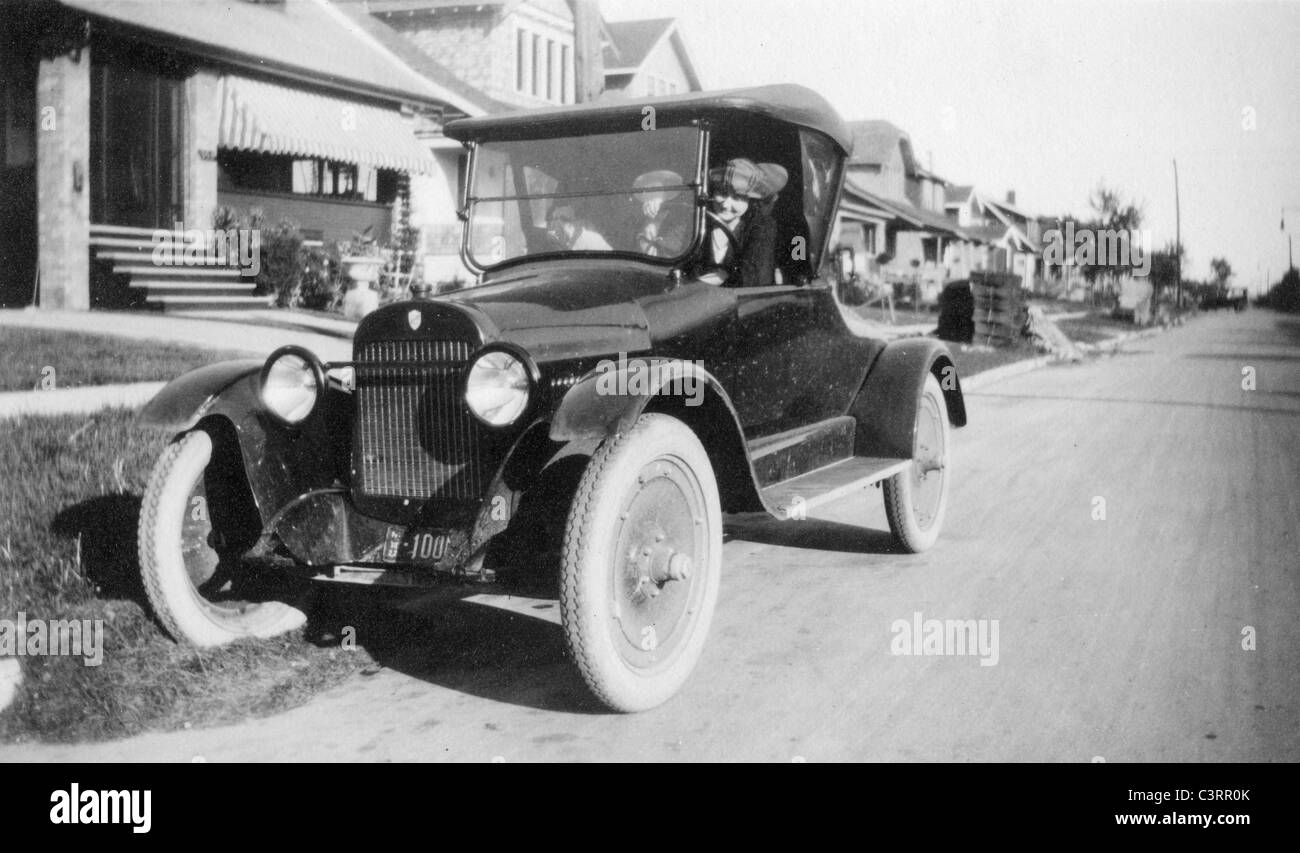 Una donna guarda fuori da un 1920s coupe Auto. automobile case vintage 20s alla moda di antiquariato Foto Stock