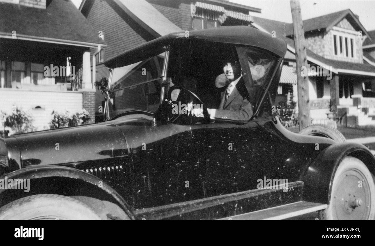 Un uomo si affaccia da una 1920s coupe Auto. automobile case vintage 20s alla moda di antiquariato Foto Stock