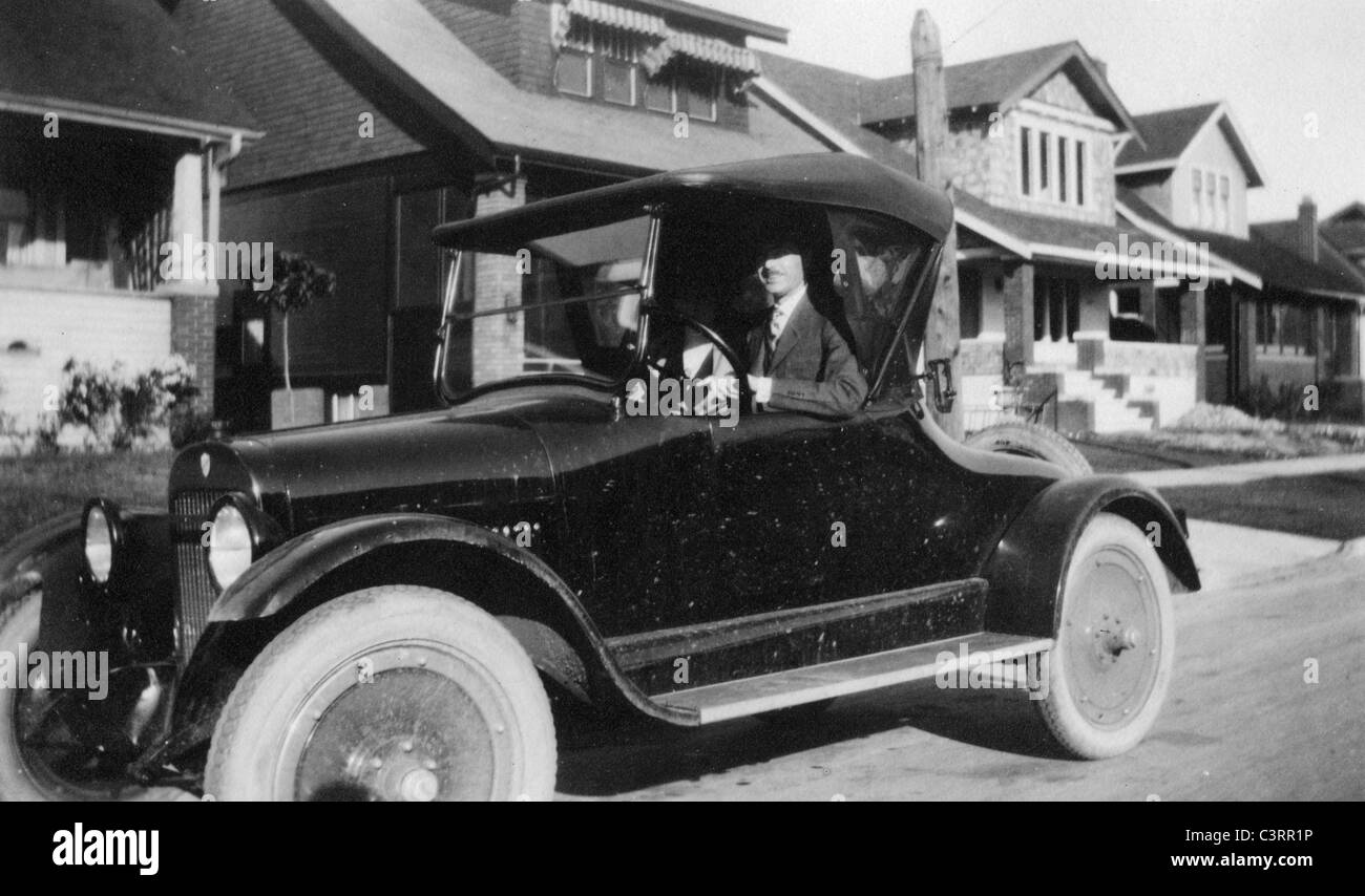 Un uomo si affaccia da una 1920s coupe Auto. automobile case vintage 20s alla moda di antiquariato Foto Stock