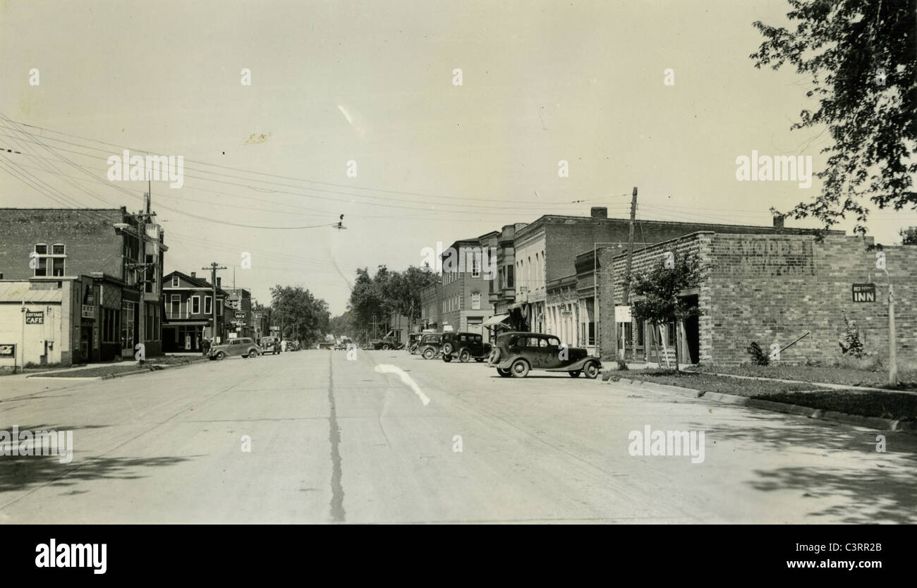 Una vista guardando verso il basso sulla strada principale di Augusta, Illinois durante il 1930s. auto piccola città America Foto Stock