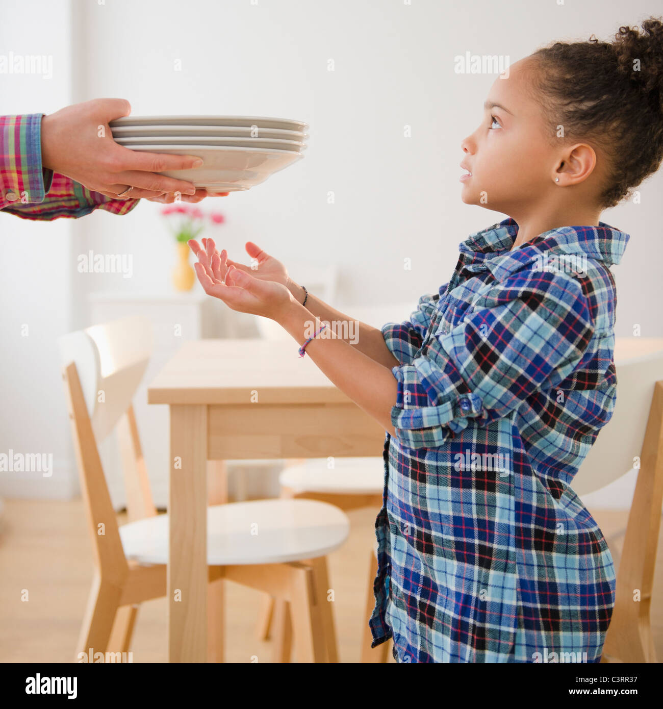 African American Girl aiutando per impostare il tavolo Foto Stock