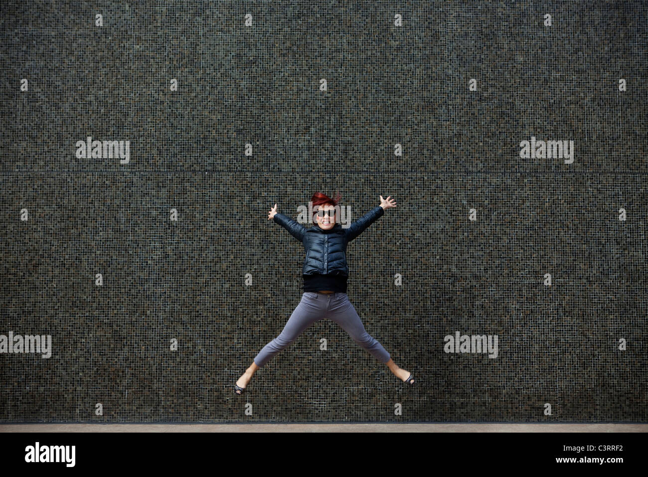 Donna coreana di saltare sul marciapiede della città Foto Stock