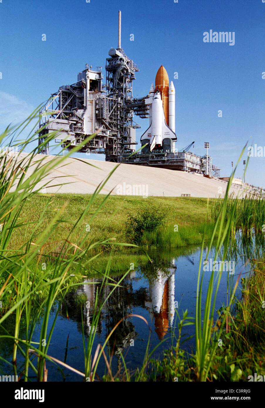 Lo Space Shuttle Endeavour sulla rampa di lancio per la missione STS-68 Foto Stock