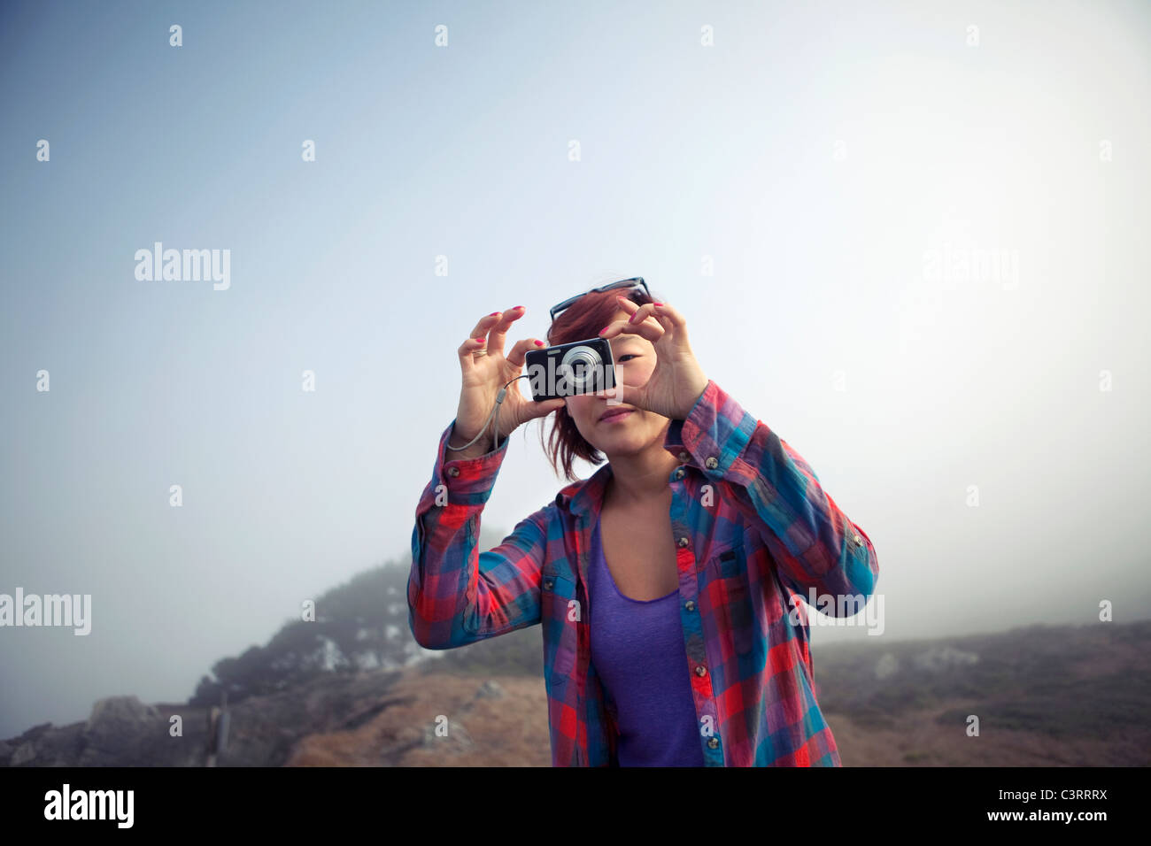 Il coreano donna prendendo fotografie con una fotocamera digitale Foto Stock