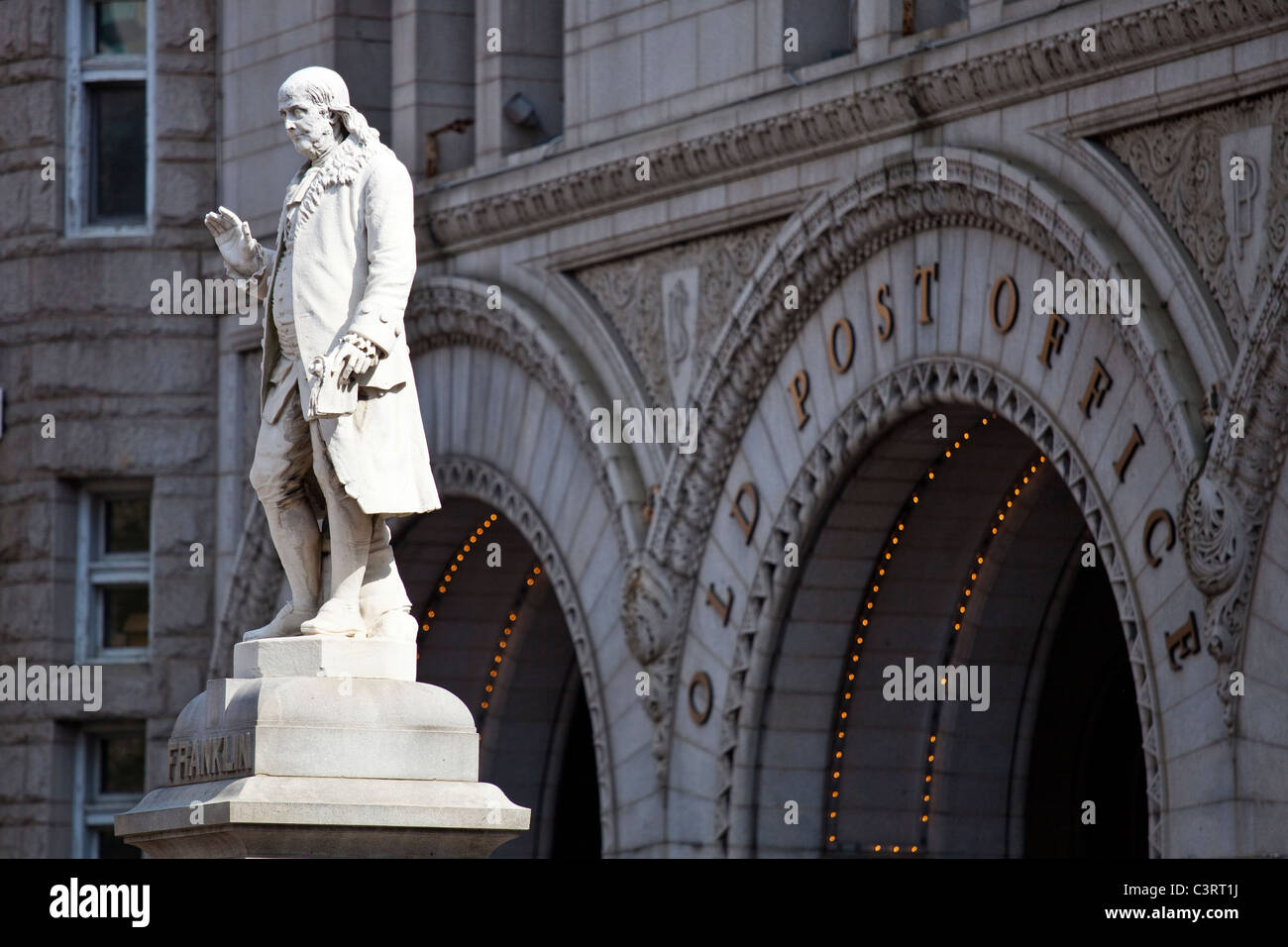 Statua di Benjamin Franklin davanti al vecchio ufficio postale Pavilion, Washington DC Foto Stock