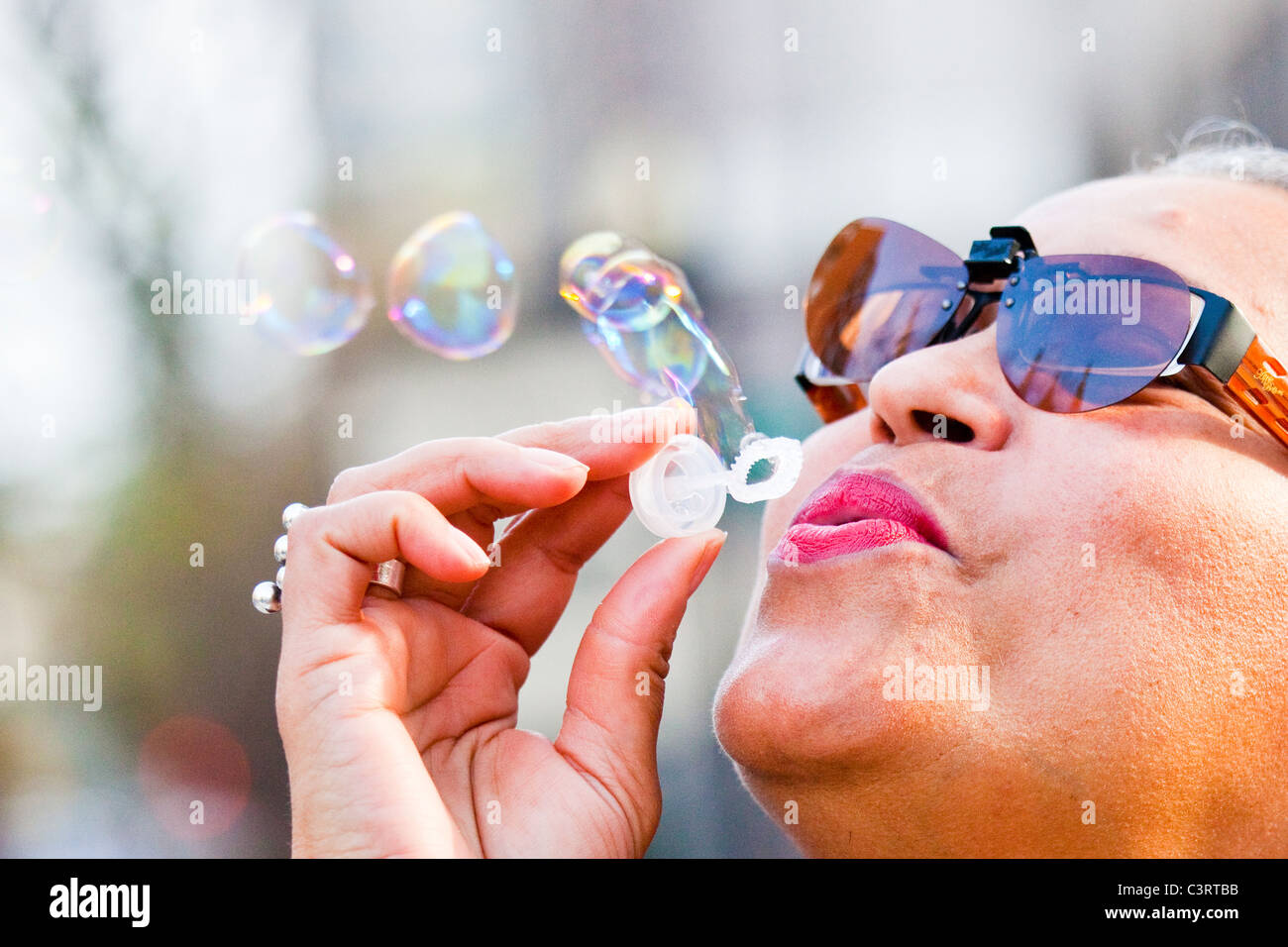 La donna a soffiare bolle in Washington DC Foto Stock