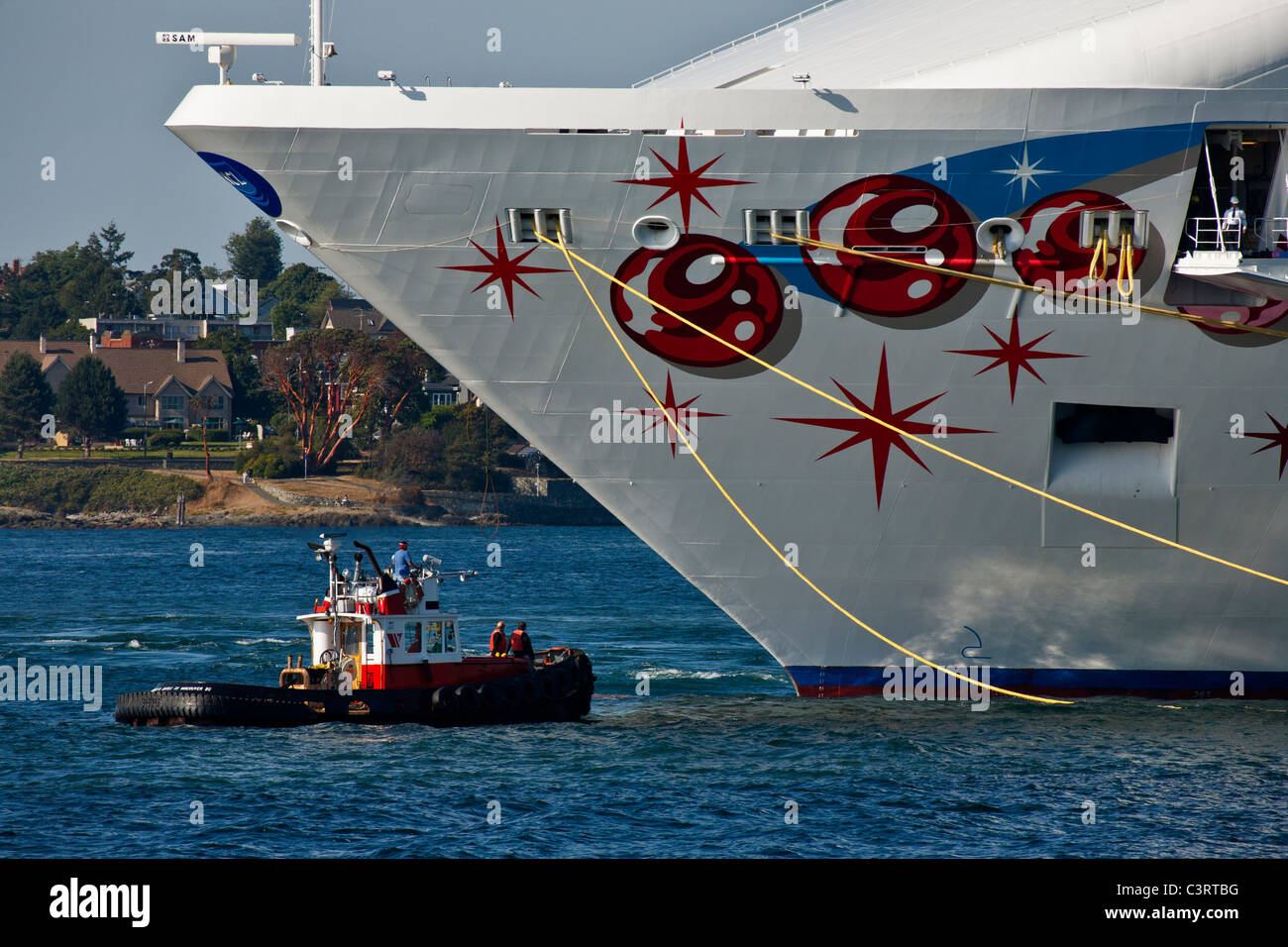 Rimorchiatore a traino e grande nave da crociera nel porto di Victoria-Victoria, British Columbia, Canada. Foto Stock