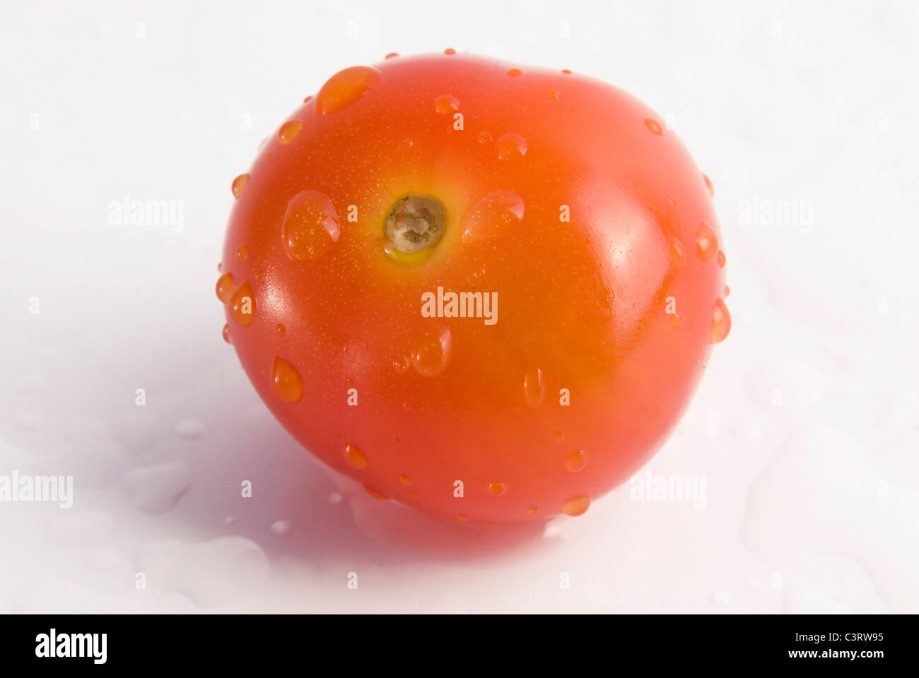 Cherry tomatoe isolati su sfondo bianco Foto Stock