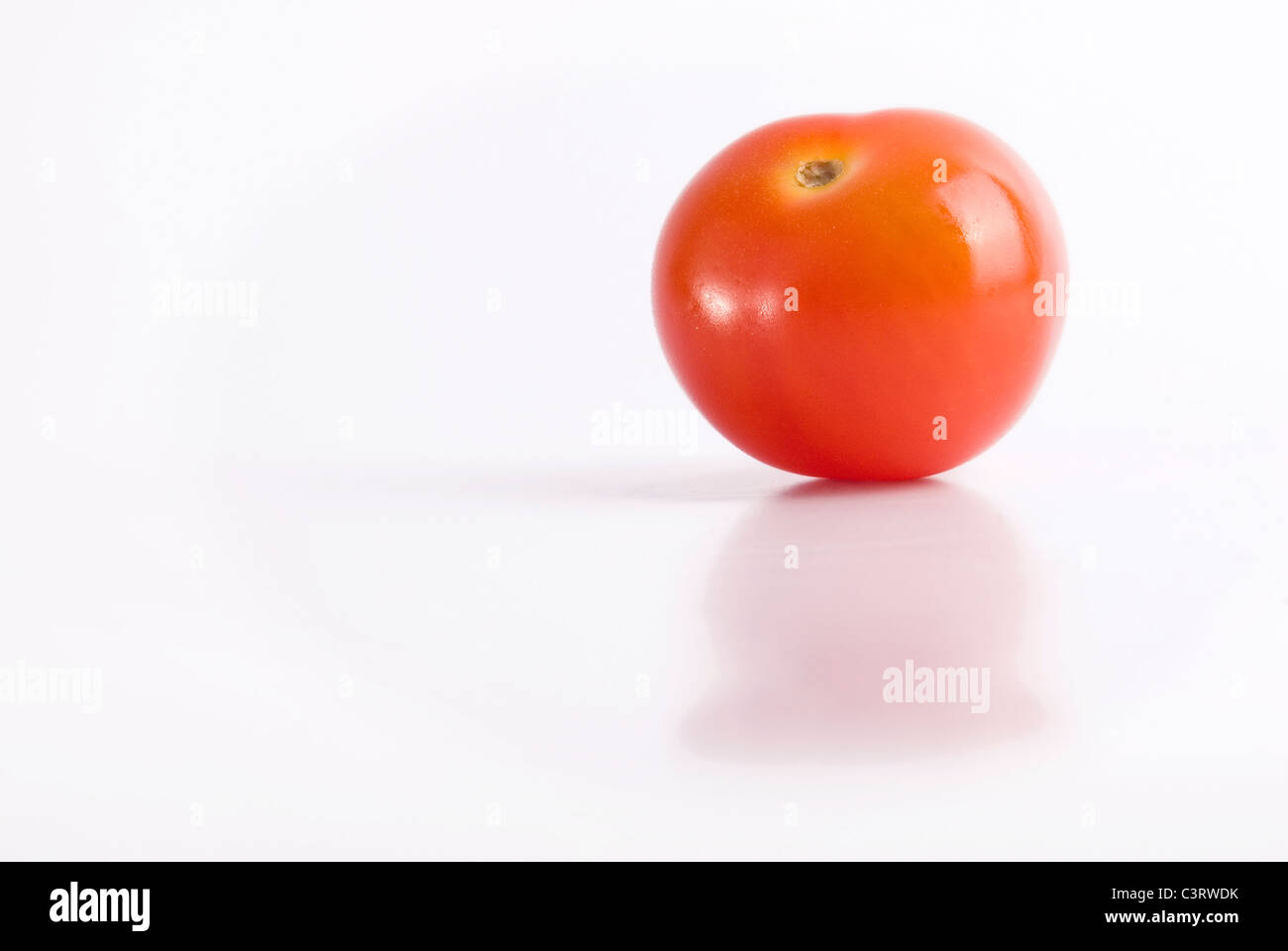 Cherry tomatoe isolati su sfondo bianco Foto Stock