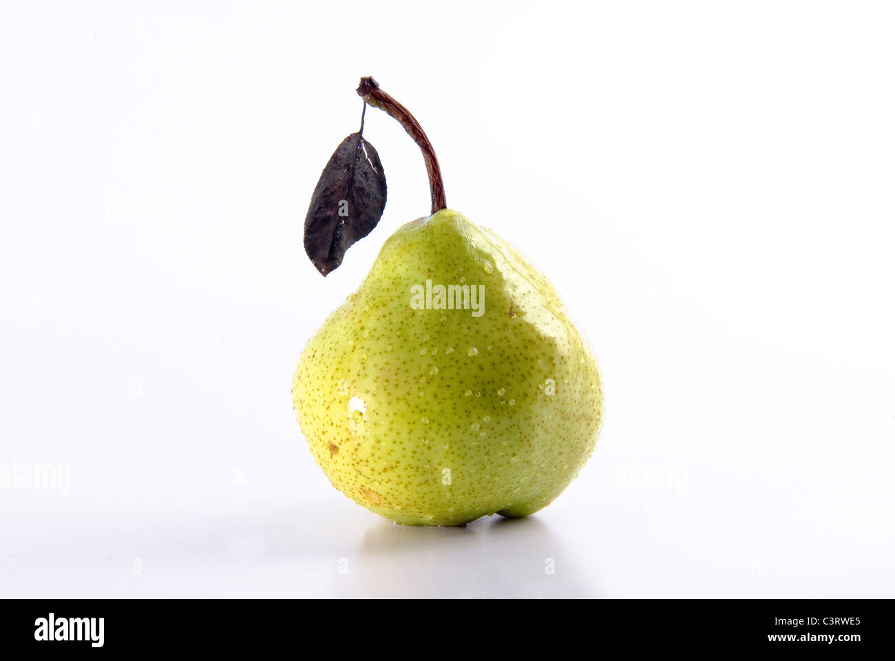 Mature succosa pera ricoperta da gocce di acqua. Isolamento su bianco, fare poco profonde. Foto Stock