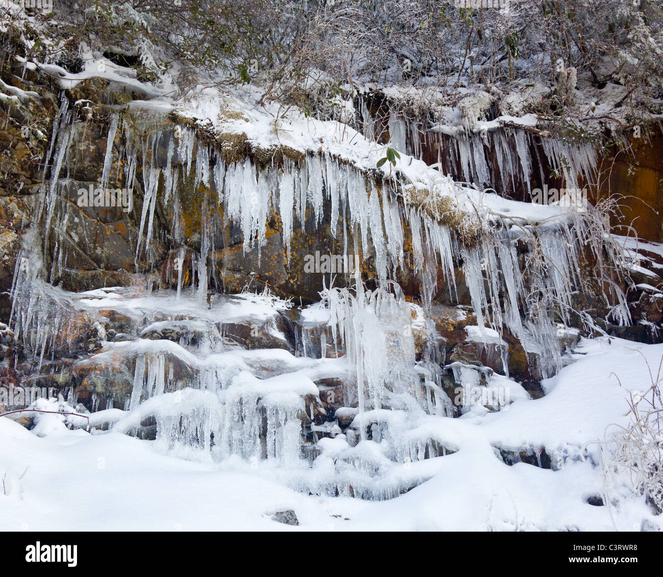 Ghiaccioli congelati alla roccia sul famoso muro di pianto in Smoky Mountains Foto Stock