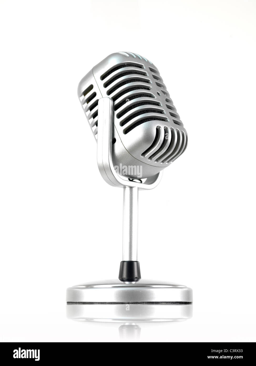 Un microfono isolata contro uno sfondo bianco Foto Stock