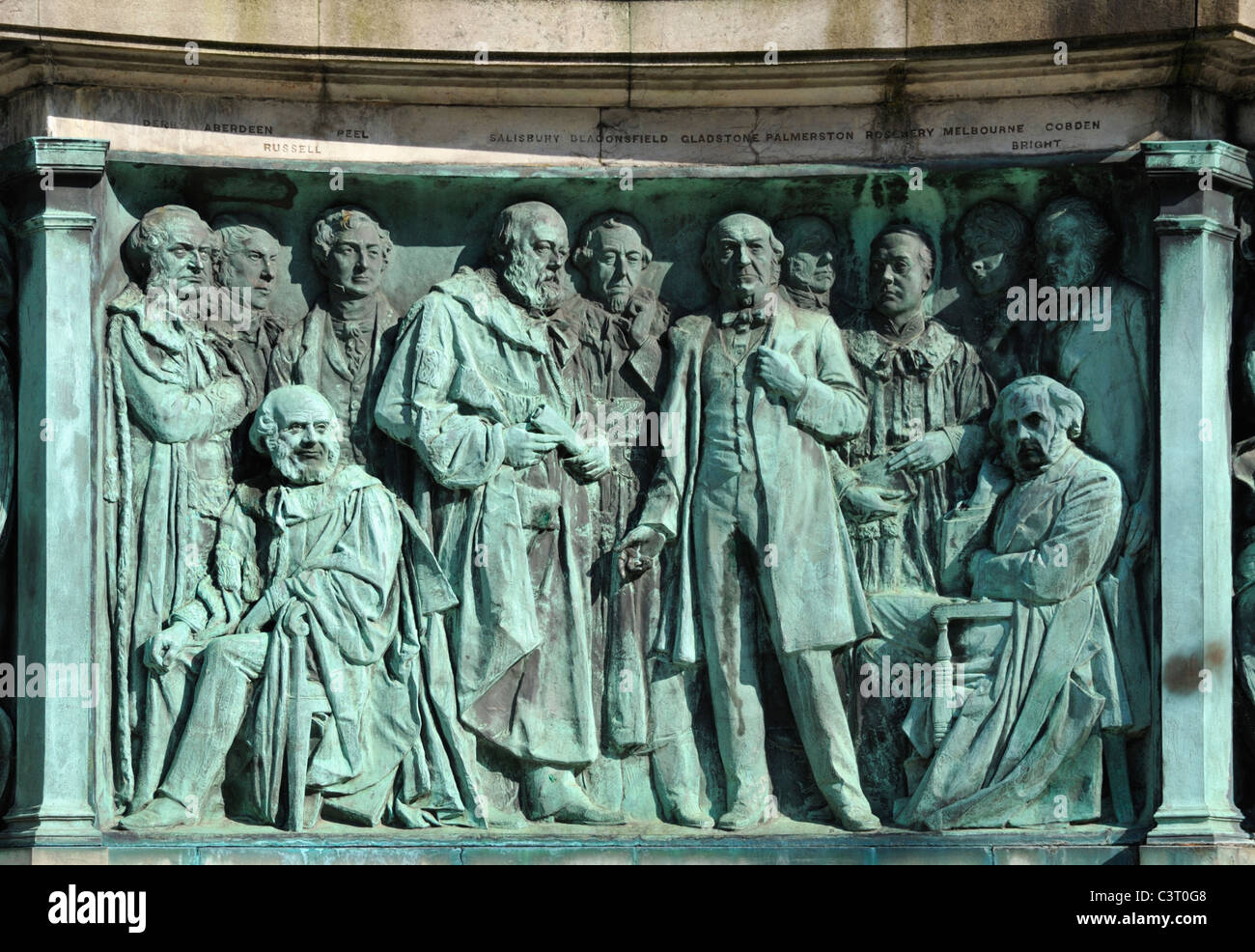 Politici e uomini di stato, dettaglio della regina Victoria monumento. Dalton Square, Lancaster, Lancashire, Inghilterra, Regno Unito. Foto Stock