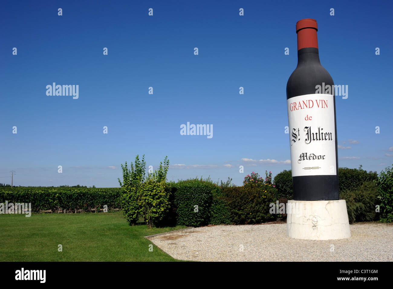 Francia, bordeaux, medoc vigneti, gigante bottiglia di vino Foto Stock