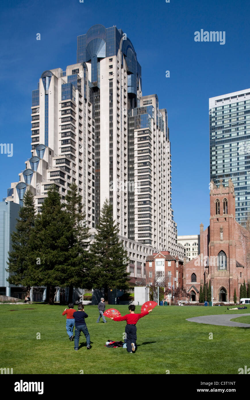 Tai Chi con ventole, domenica mattina di Yerba Buena Gardens di San Francisco Foto Stock