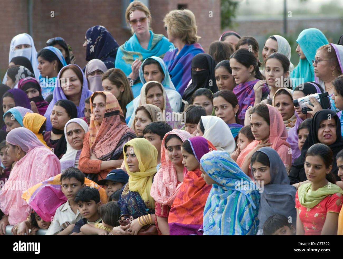 Le donne si riuniscono in la sezione femminile prima della cerimonia di confine. Foto Stock