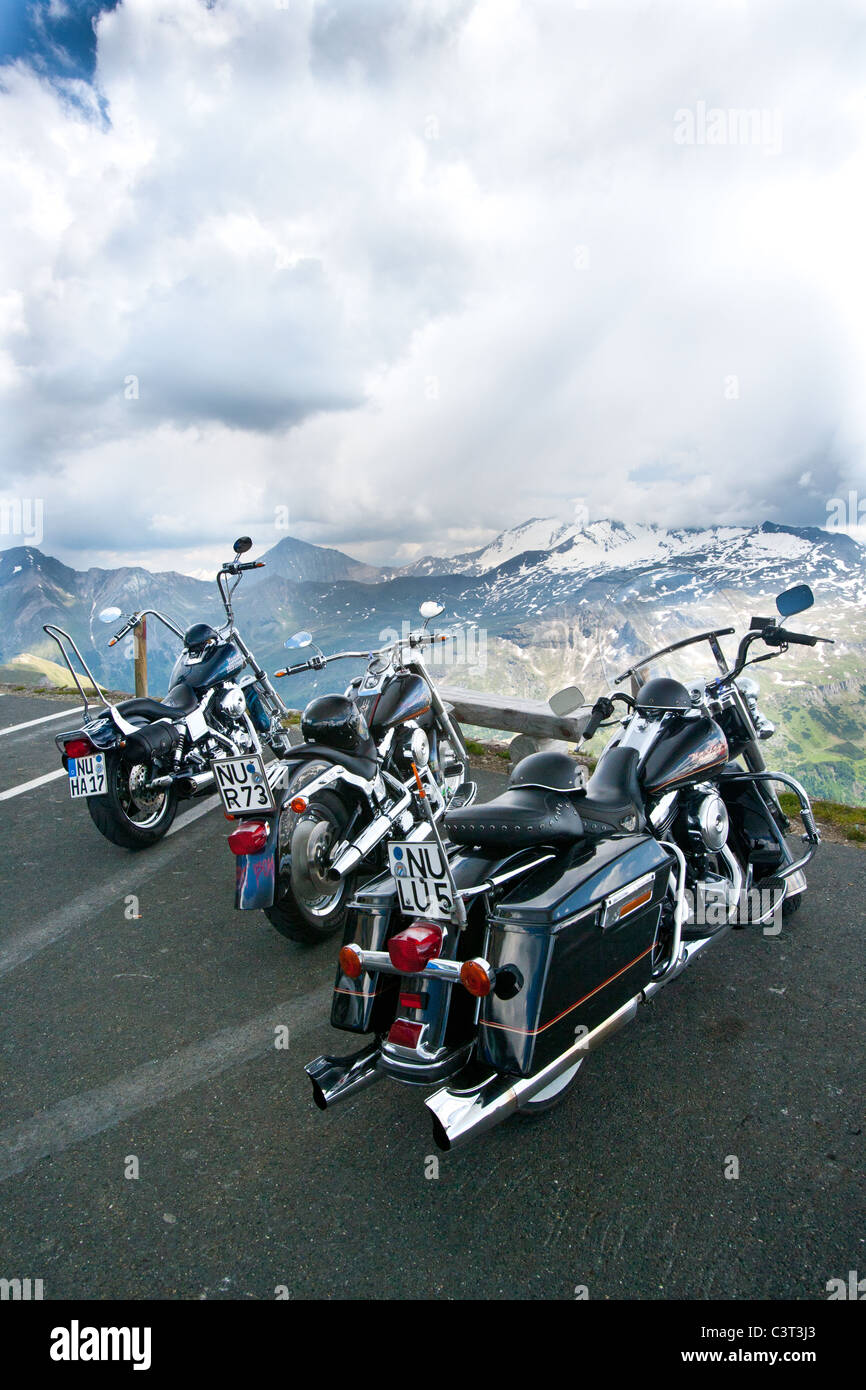 Cicli di Harley tenendo nella visualizzazione a Edelweisspitze sul Grossglockner Pass, Austria Foto Stock