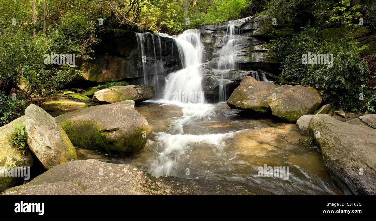 Vista panoramica di Cedar Rock Falls (Immagine composita) - Pisgah National Forest - nei pressi di Brevard, North Carolina, STATI UNITI D'AMERICA Foto Stock
