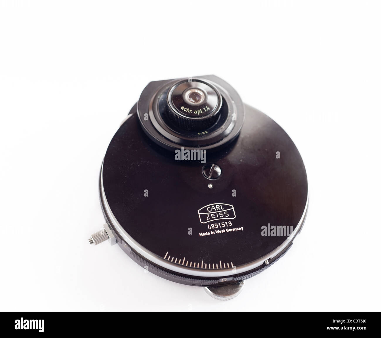 Obiettivo Carl Zeiss di Zernike condensatore di microscopio su sfondo bianco Foto Stock