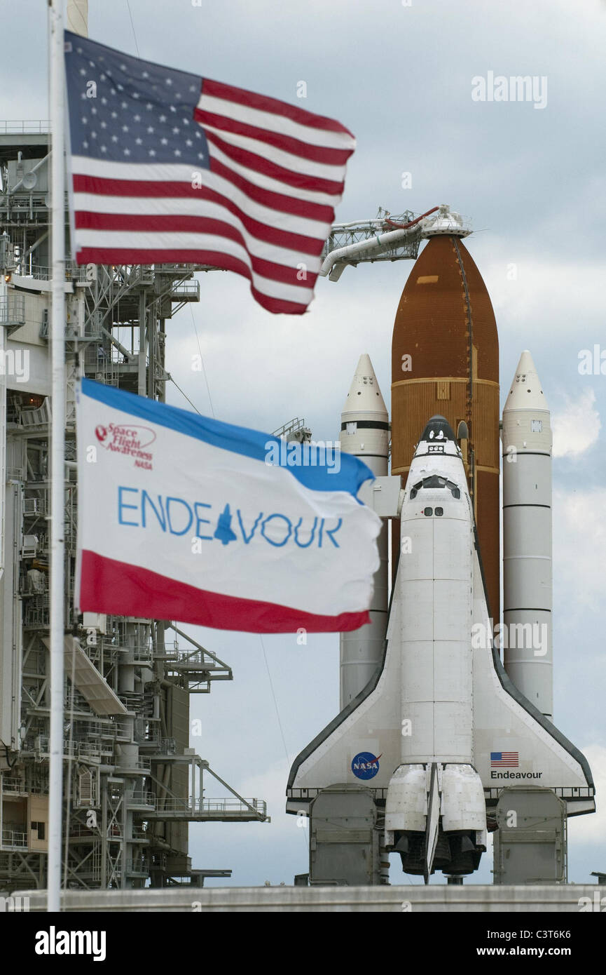 Pronto per il volo alla NASA Kennedy Space Center in Florida, bandiere wave alacremente sulla rampa di lancio 39A. Ruotare la struttura di servizio è stata rotolata via dalla navetta spaziale Endeavour in preparazione per il shuttle per il lancio imminente. Credito di immagine: la NASA/Kim Shiflett Maggio 15, 2011 Foto Stock