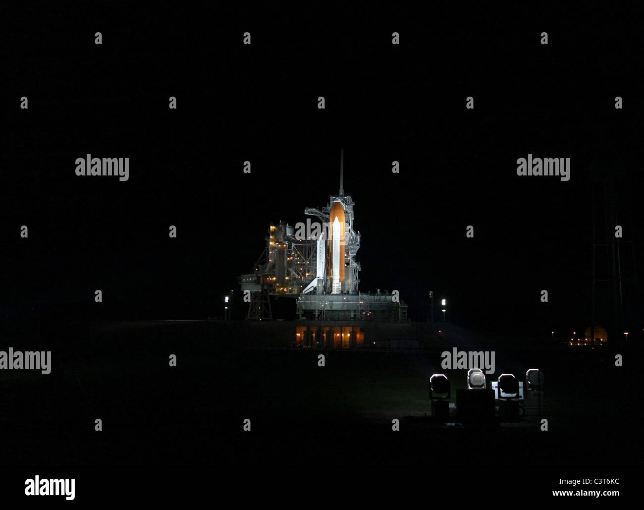 Rollback RSS lo Space Shuttle Endeavour è illuminata da luminose luci allo xeno sulla rampa di lancio 39A dopo la rotazione struttura di servizio (RSS) è stata allontanata. La struttura fornisce protezione contro le intemperie e accesso alla navetta mentre si attende sollevare sul pad. Più tardi nella giornata, un guasto nei riscaldatori su una linea di combustibile per uno sforzo di ausiliario della unità di potenza è risultata in un sfregati primo tentativo di lancio per la STS-134 missione. Credito di immagine: la NASA/Kim Shiflett Aprile 29, 2011 Foto Stock