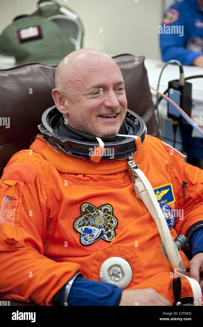 Gradite fino STS-134 Commander Mark Kelly sorride dopo la salita nel suo lancio arancione-e-entry suit. Credito di immagine: la NASA/Kim Shiflett Maggio 16, 2011 Foto Stock