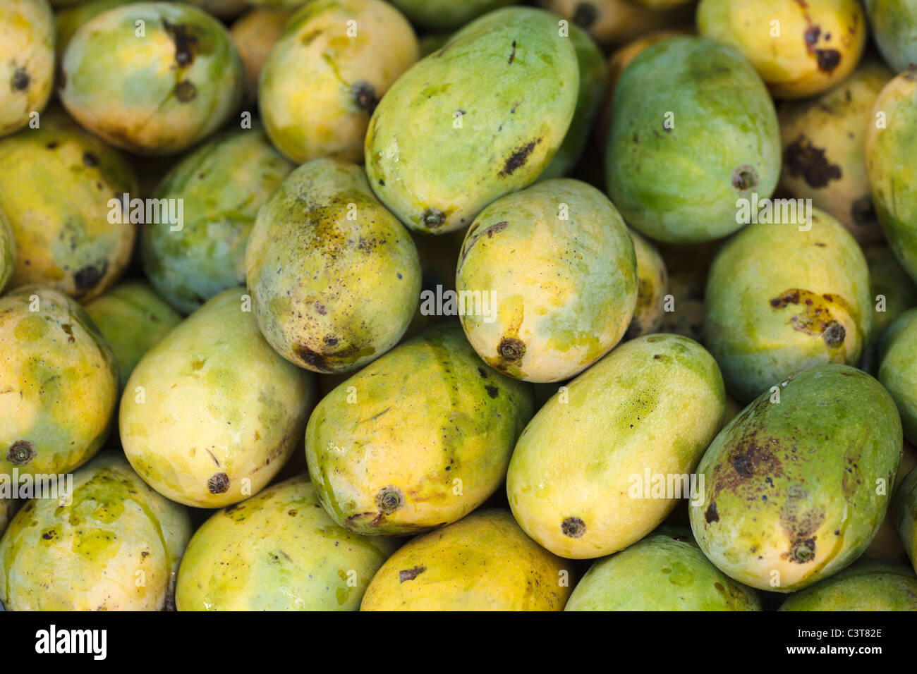 Fresche e mature manghi nel mercato asiatico in stallo, Thailandia Foto Stock