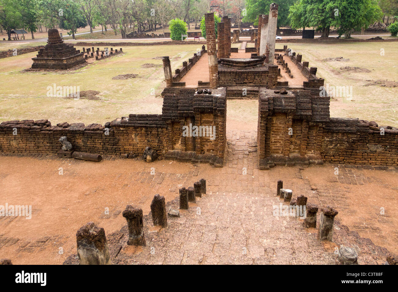 Vecchio buddista rovine khmer in si satchanalai sito, Thailandia Foto Stock