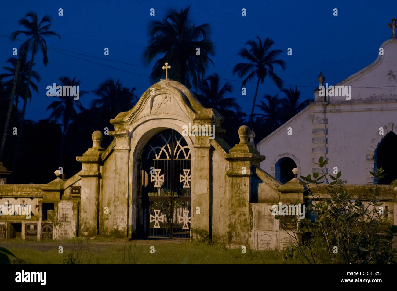 Portoghese architettura coloniale in Goa, India. Il cancello anteriore per una chiesa cattolica romana motivi. Foto Stock