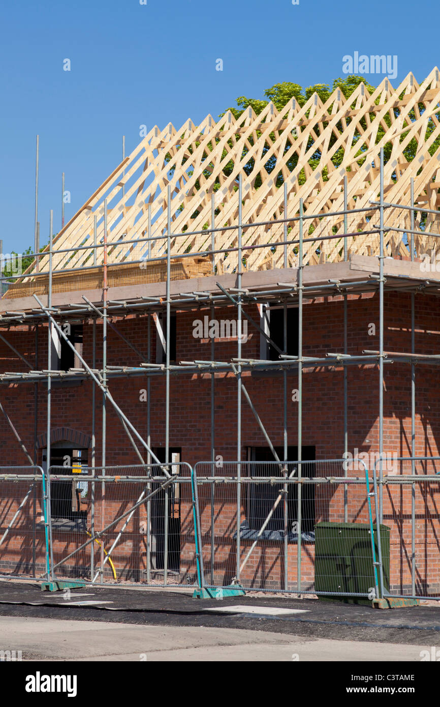 Nuova sede in costruzione su residential estate su un ex campo marrone sito Inghilterra GB UK EU Europe Foto Stock