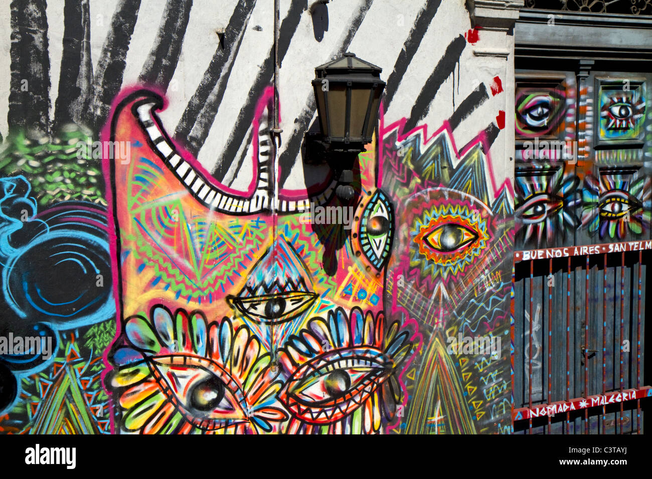 Colorata arte dei graffiti su un edificio in San Temlo barrio di Buenos Aires, Argentina. Foto Stock