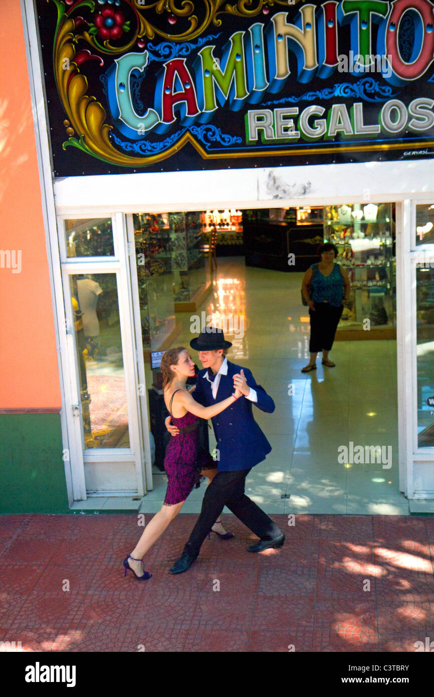 Tango Argentino ballerini in La Boca barrio di Buenos Aires, Argentina. Foto Stock