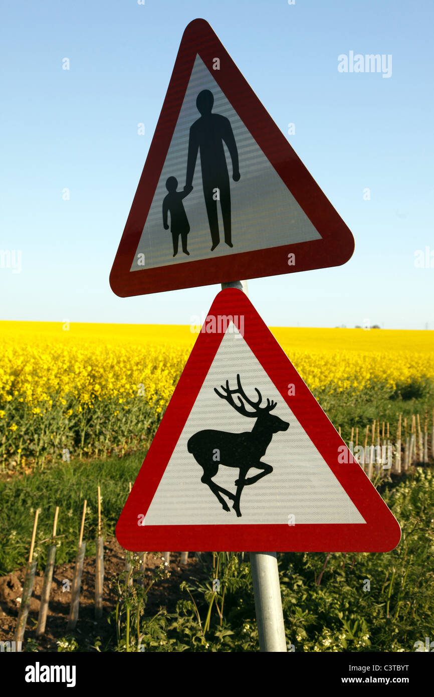 Bambini & DEER CARTELLI STRADALI east yorkshire Inghilterra 01 Maggio 2011 Foto Stock