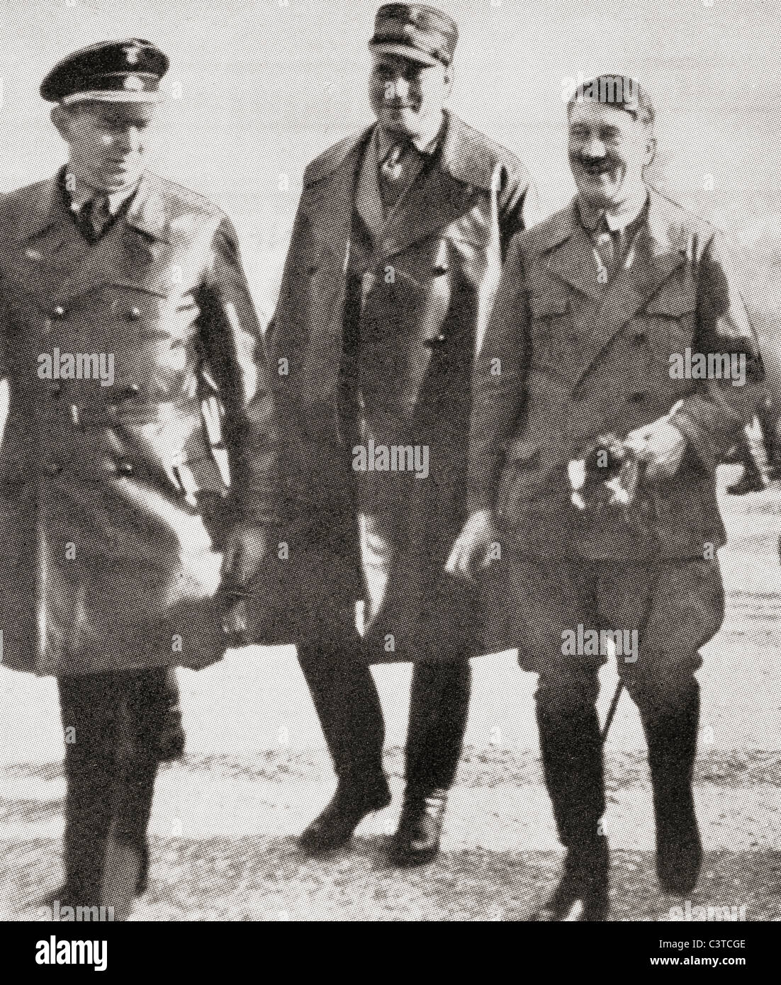 Adolf Hitler con Wilhelm Brückner, centro e Julius Schaub, sinistra Foto Stock