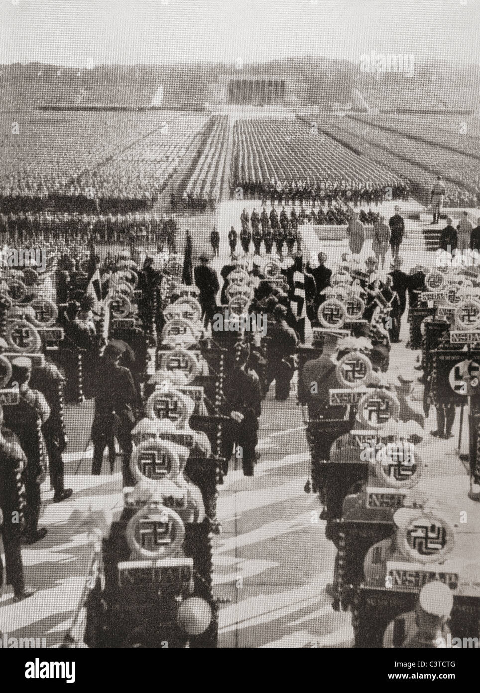 Panoramica della massa roll call di SA, SS, e NSKK truppe al 1935 partito nazista giorno, Luitpold Arena, Norimberga, Germania. Foto Stock
