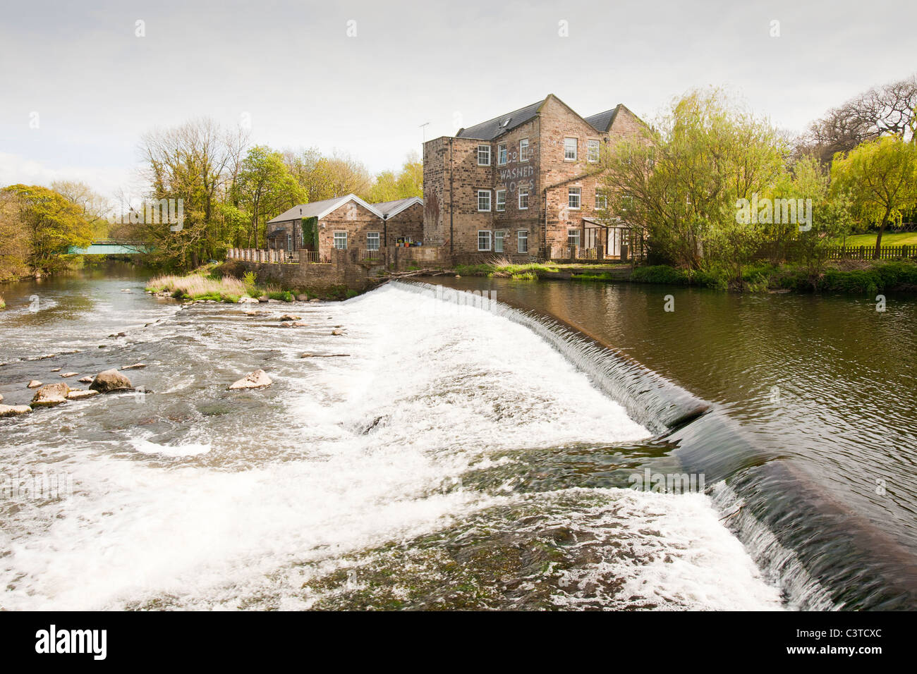 Un edificio del mulino a monte di Saltaire sul fiume Aire, nello Yorkshire, Regno Unito. Foto Stock