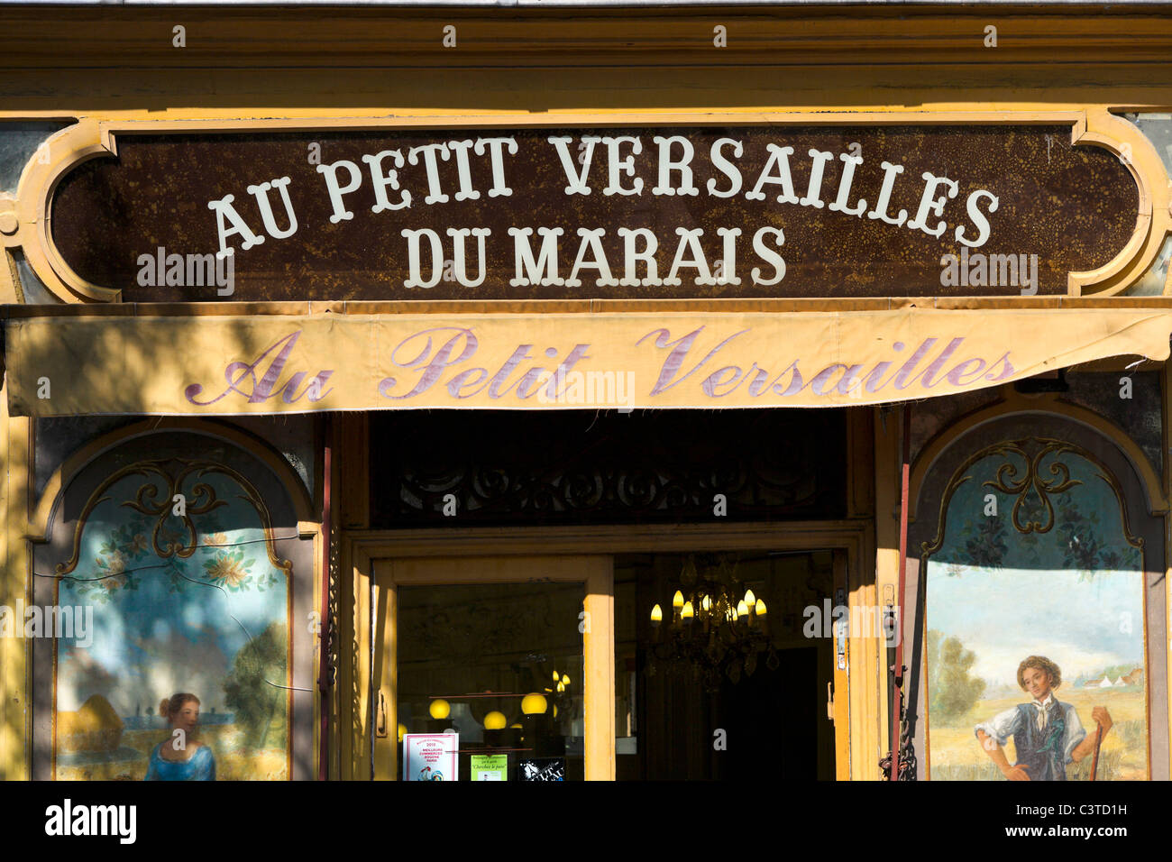 Boulangerie tradizionale/pasticceria all' angolo di rue Francois Miron e Rue Tiron nel quartiere di Marais, Parigi, Francia Foto Stock