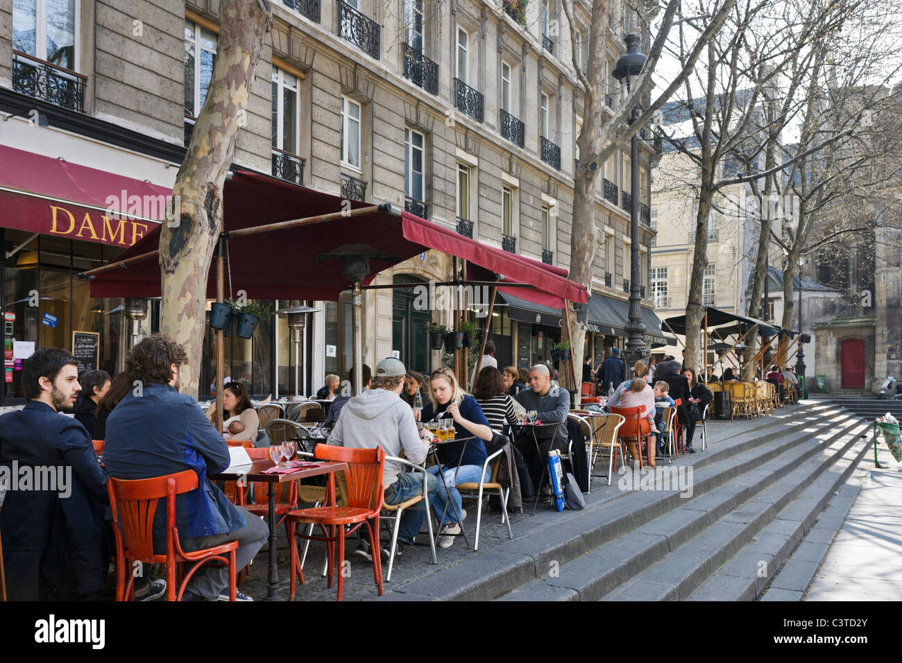 Cafe' sul marciapiede in Place Igor Stravinsky fuori il centro Pompidou, Beaubourg district, 4th Arrondissement, Parigi, Francia Foto Stock