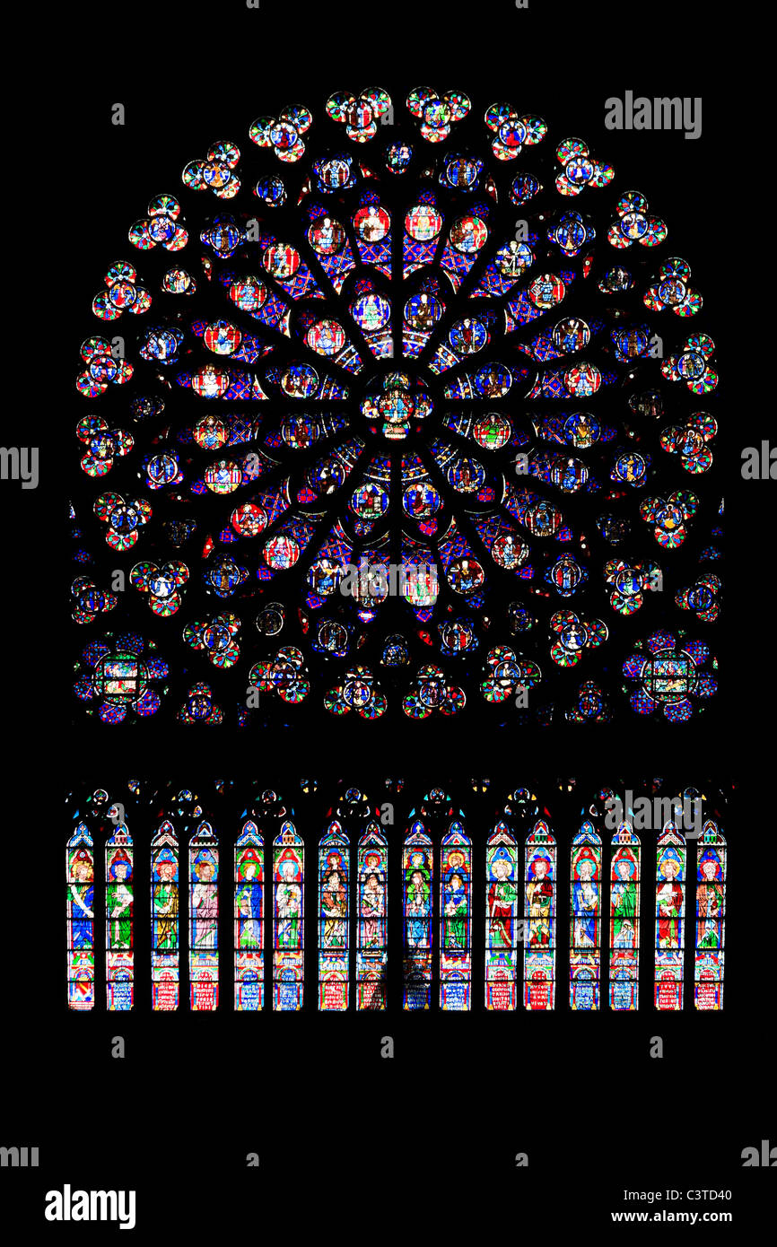 Il vetro macchiato rosone della cattedrale di Notre Dame de Paris, Ile de la Cite, Parigi, Francia Foto Stock
